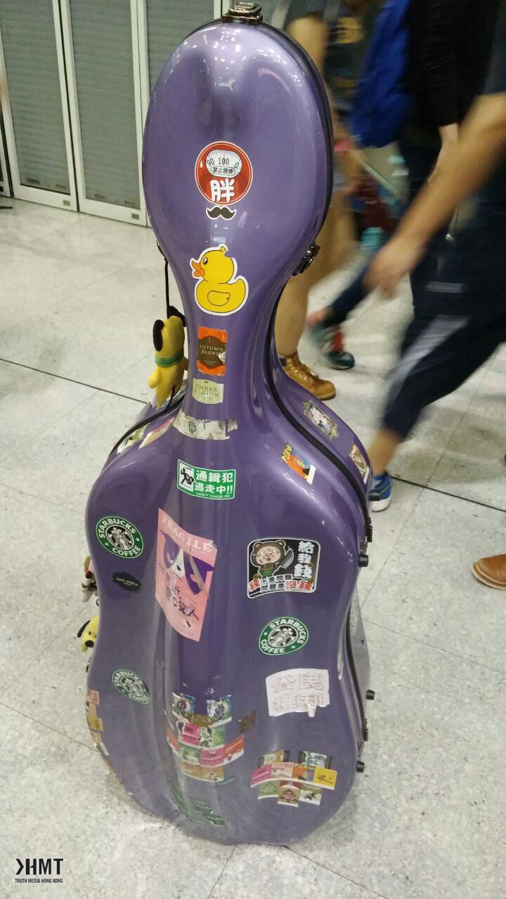 廖先生帶同了樂器